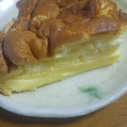 三層に別れるなんて不思議ですね！プリンとケーキの中間で美味しいです(>_<)